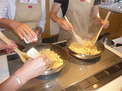 参加者で炒飯作りに挑戦