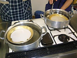葛切りを作っています