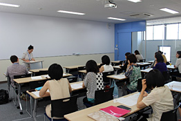 平成26年度日本家政学会関東支部若手の会主催 講演会・座談会「育児と介護 働きながらの向き合い方」